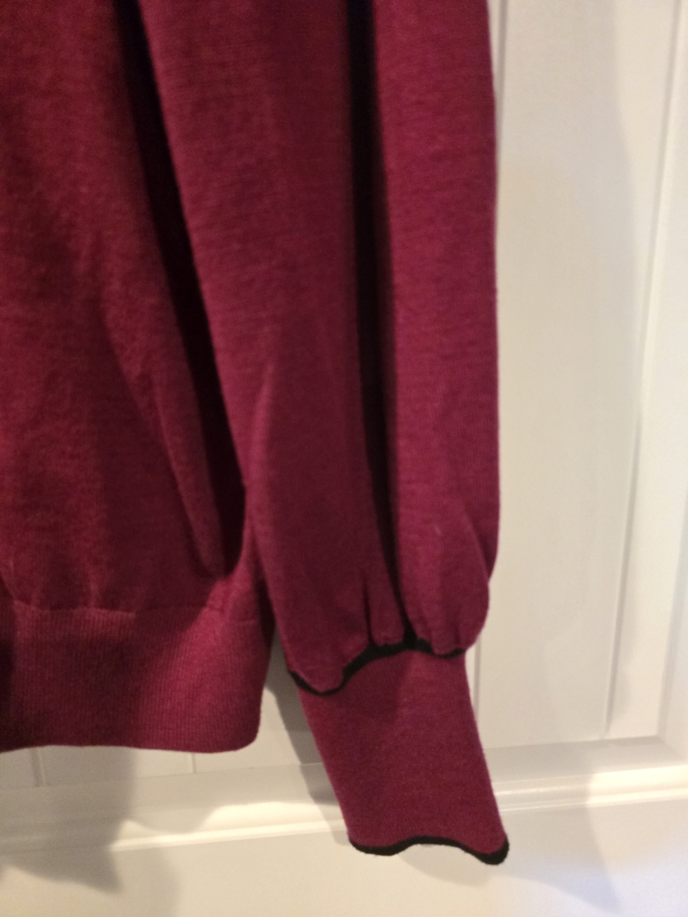 Liz Claiborne Wine Red Knit Top with Black Trim and Neck Tie Sz XL - Picture 7 of 8